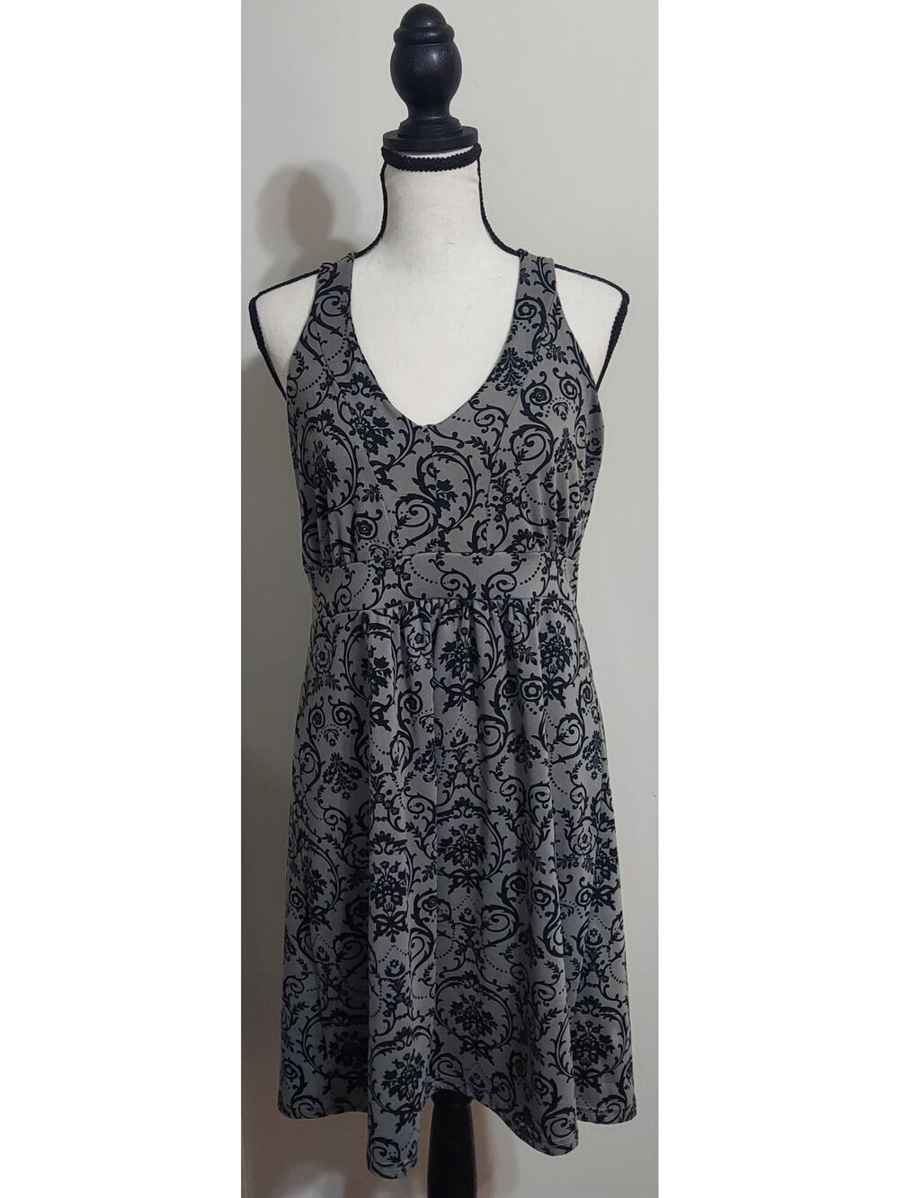 Tehama Gray & Black Damask Print Sleeveless V-Neck Dress Built In Bra Sz Medium